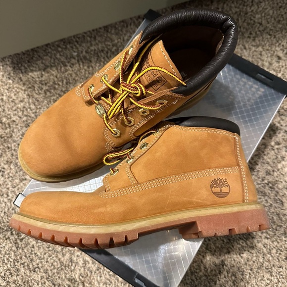 Timberland Tan Leather Boots with Yellow Laces - Picture 2 of 6